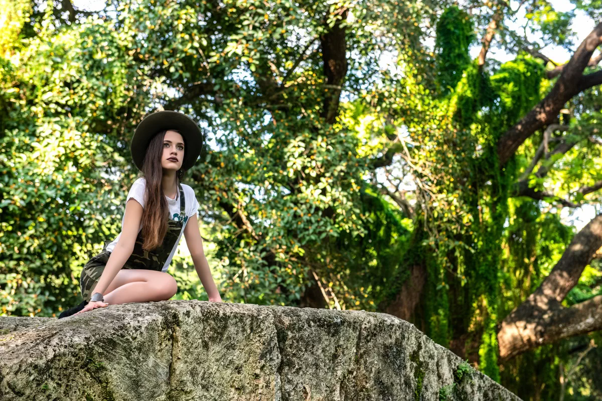 Retrato femenino en exterior rodeado de naturaleza en Murcia