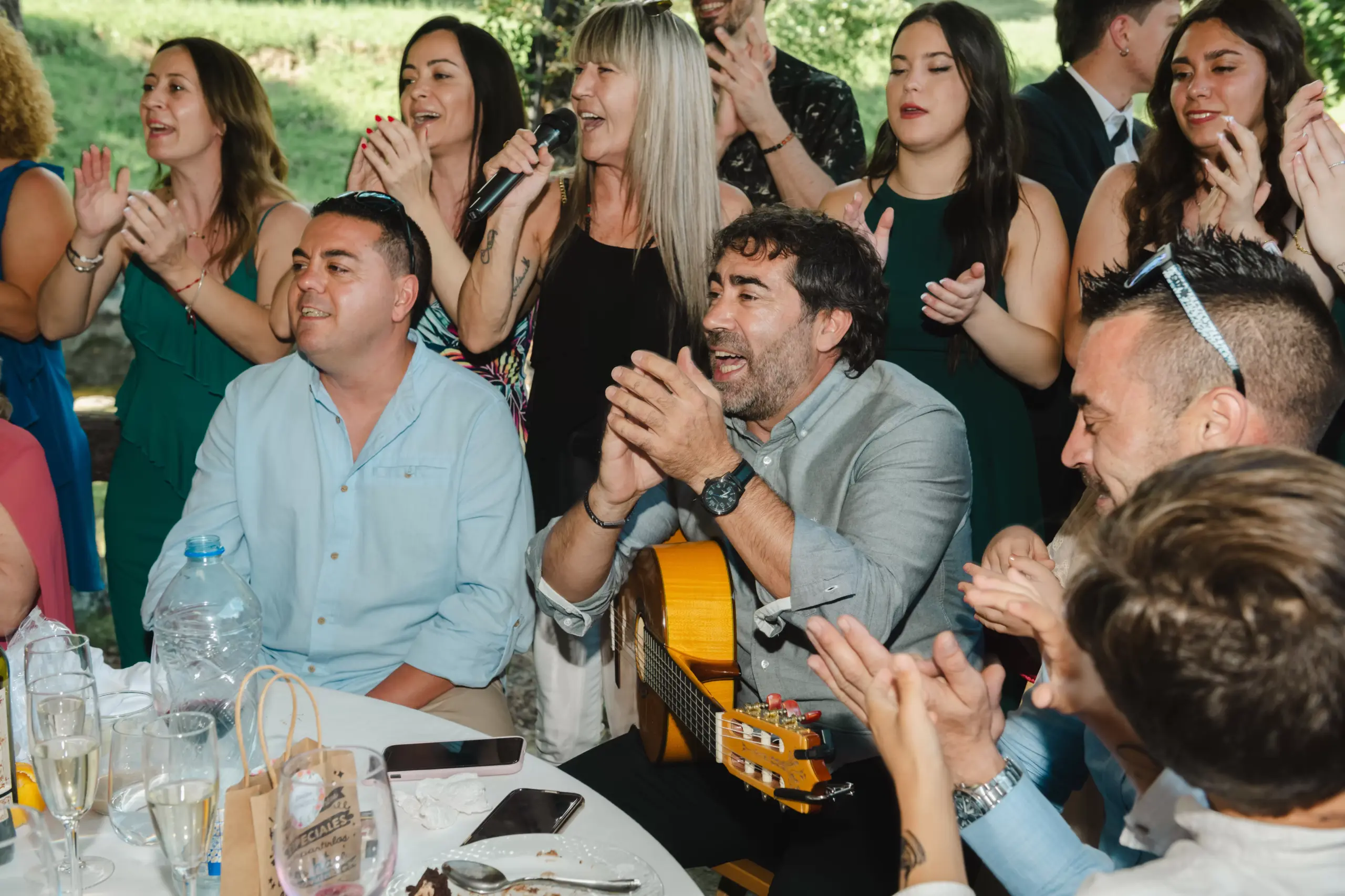 Celebración familiar con música y risas en Murcia
